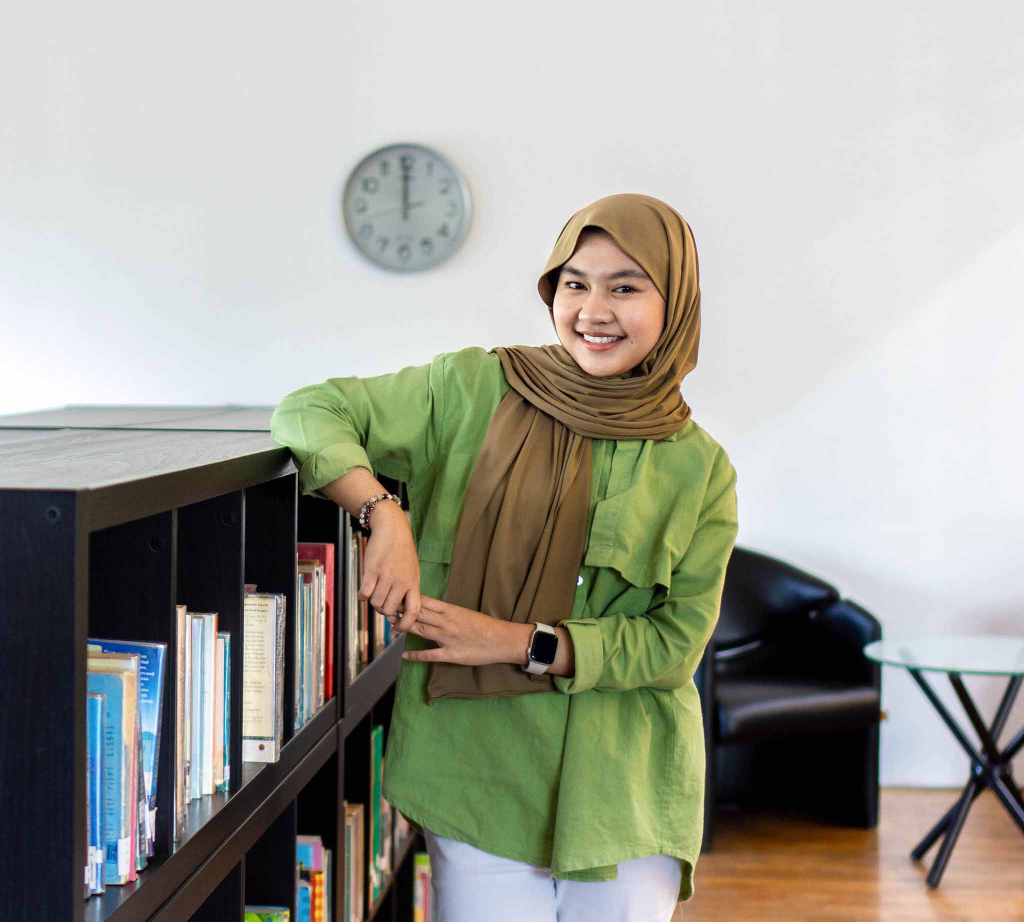 English-Hijab-Student-smile-in-library