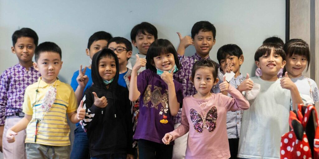 IELC-Kids-student-photo-group-in-class