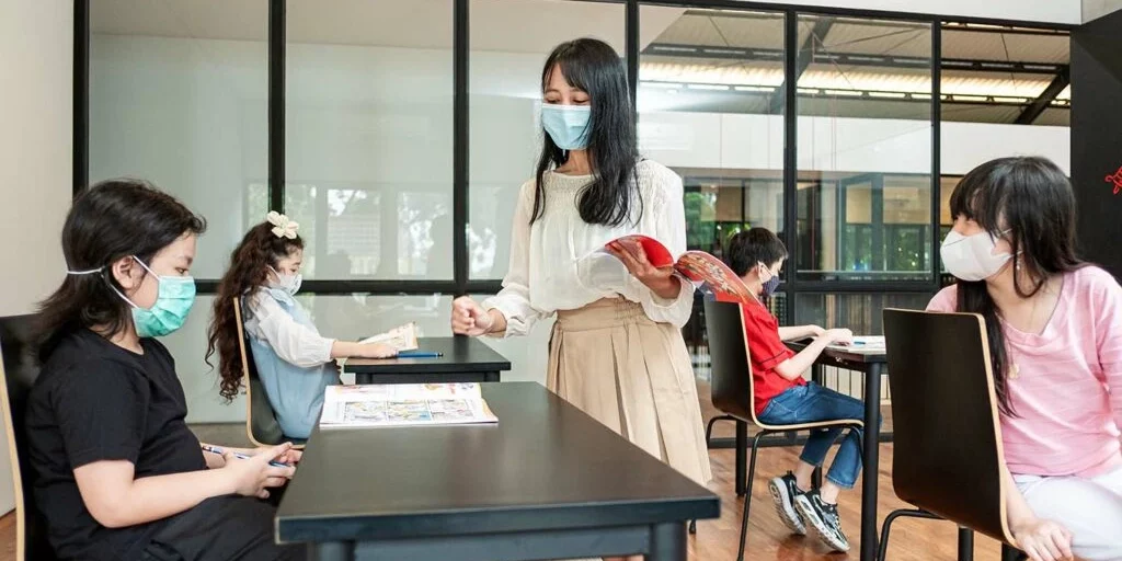 IELC-Teacher-studying-kids-class-with-mask-1024x730
