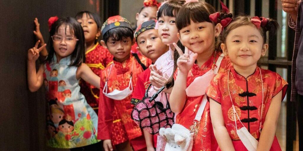 IELC-chinese-new-year-imlek-events-kids-make-a-line-group-photo