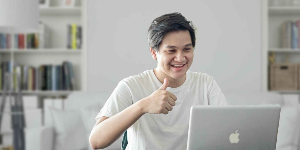 IELC-student-thumbs-up-on-online-class